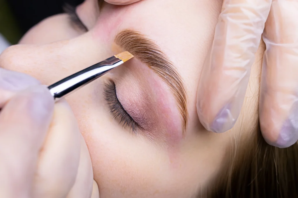 the-eyebrow-lamination-master-holds-the-model-s-ey